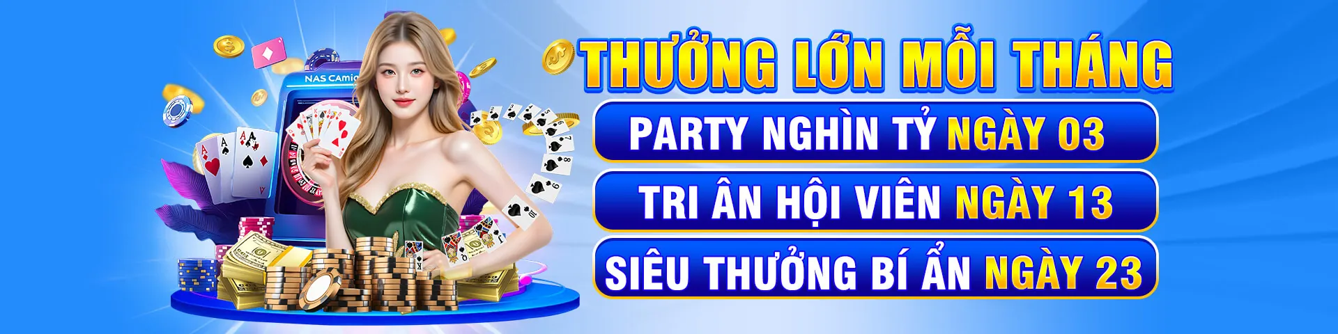 Hình ảnh bình luận viên đá gà Thomo chuyên nghiệp đang làm việc trong một trận đấu sôi động, với phông nền sân đấu và khán giả trực tuyến
